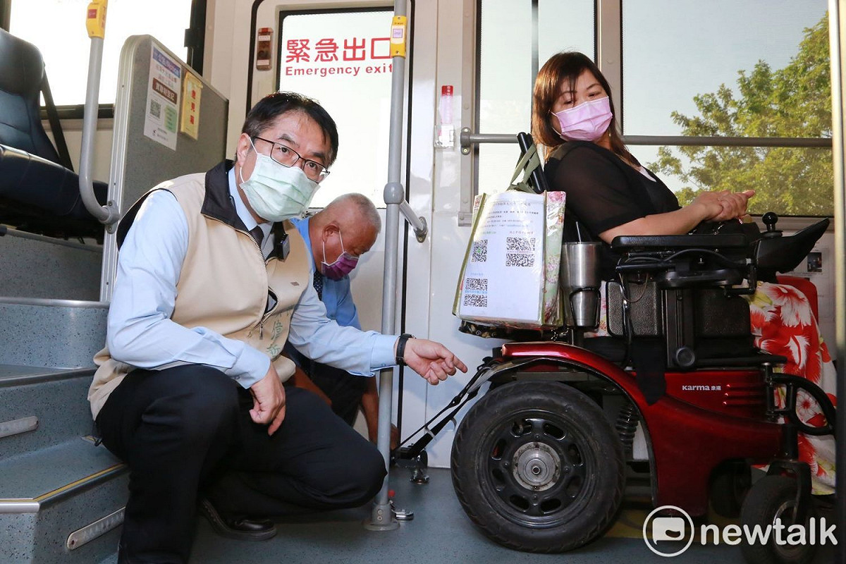 台南市長黃偉哲邀集台南市5家公車客運業者、身心障礙者權益保障推動小組委員邱麗夙、台南市無障礙協會理事長林昭坤、台南市腦性麻痺之友協會理事長林玉琴等代表，共同檢視大台南公車無障礙服務SOP，希望營造更友善的無障礙搭車環境。 圖：台南市政府提供