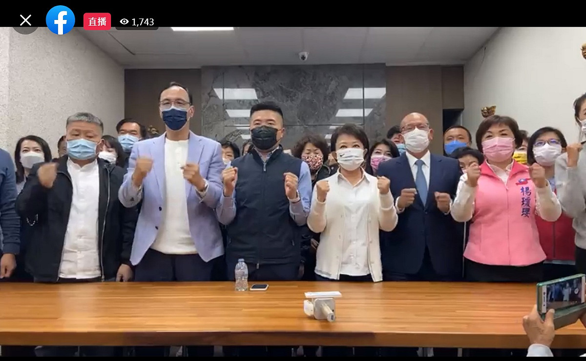 台中市第2選區立委補選，前國民黨籍立委顏寬恒9日在國民黨主席朱立倫、台中市長盧秀燕、立委江啟臣等人陪同，在沙鹿服務處宣布投入補選。 圖：翻攝顏寬恒臉書直播