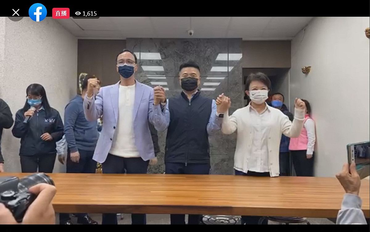 台中市第2選區立委補選，前國民黨籍立委顏寬恒9日在國民黨主席朱立倫、台中市長盧秀燕等人陪同，在沙鹿服務處宣布投入補選。 圖：翻攝顏寬恒臉書直播