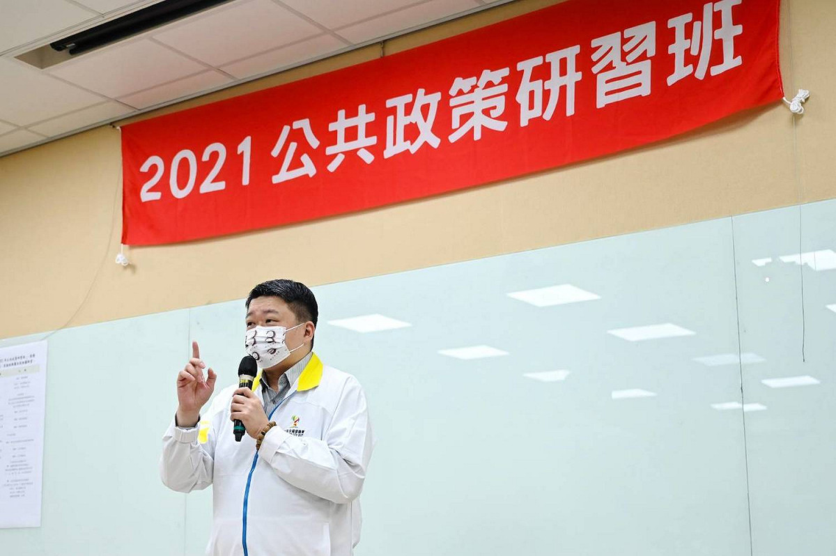 民進黨新北市黨部主委何博文在「2021 年公共政策研習班」授課情形。 圖：民進黨新北市黨部提供