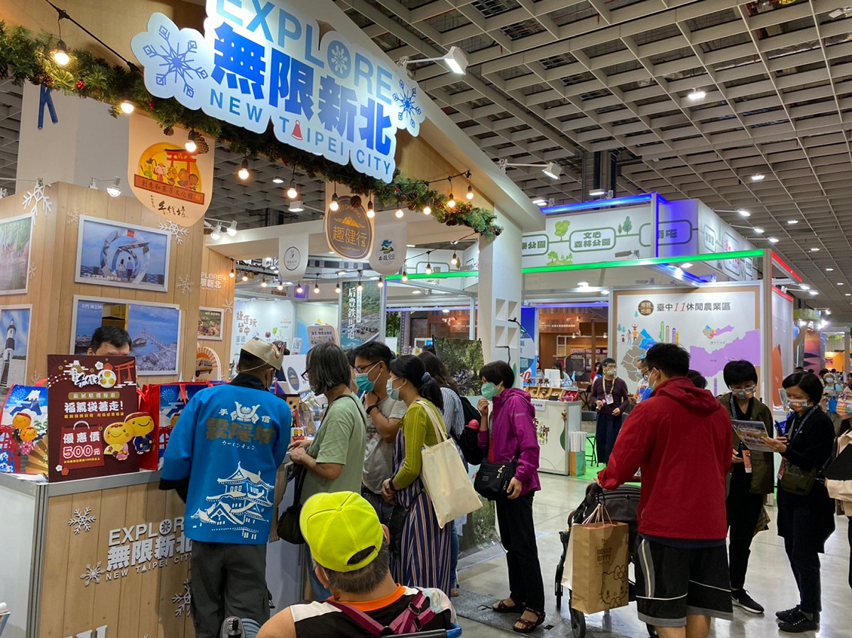 民眾於新北館詢問業者優惠。 圖：新北市觀旅局提供