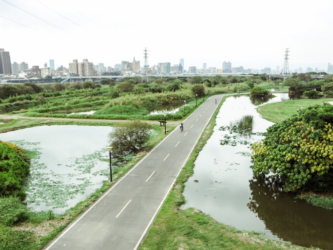 騎行濕地，欣賞新海二期人工濕地美景。 圖：新北市水利局提供