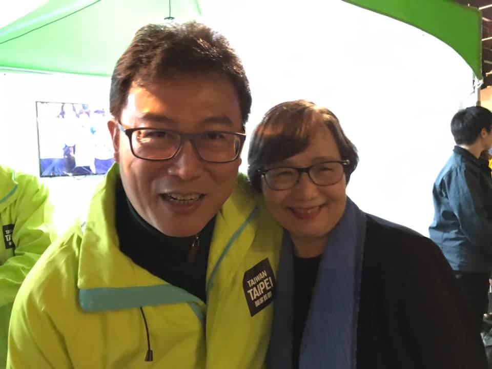 姚文智與鄭南榕遺孀、台灣觀光協會會長葉菊蘭合照，並透露拍攝鄭南榕（Nylon）電影，正由一位極具口碑的優秀導演親自編寫劇本中。 圖：取自姚文智臉書