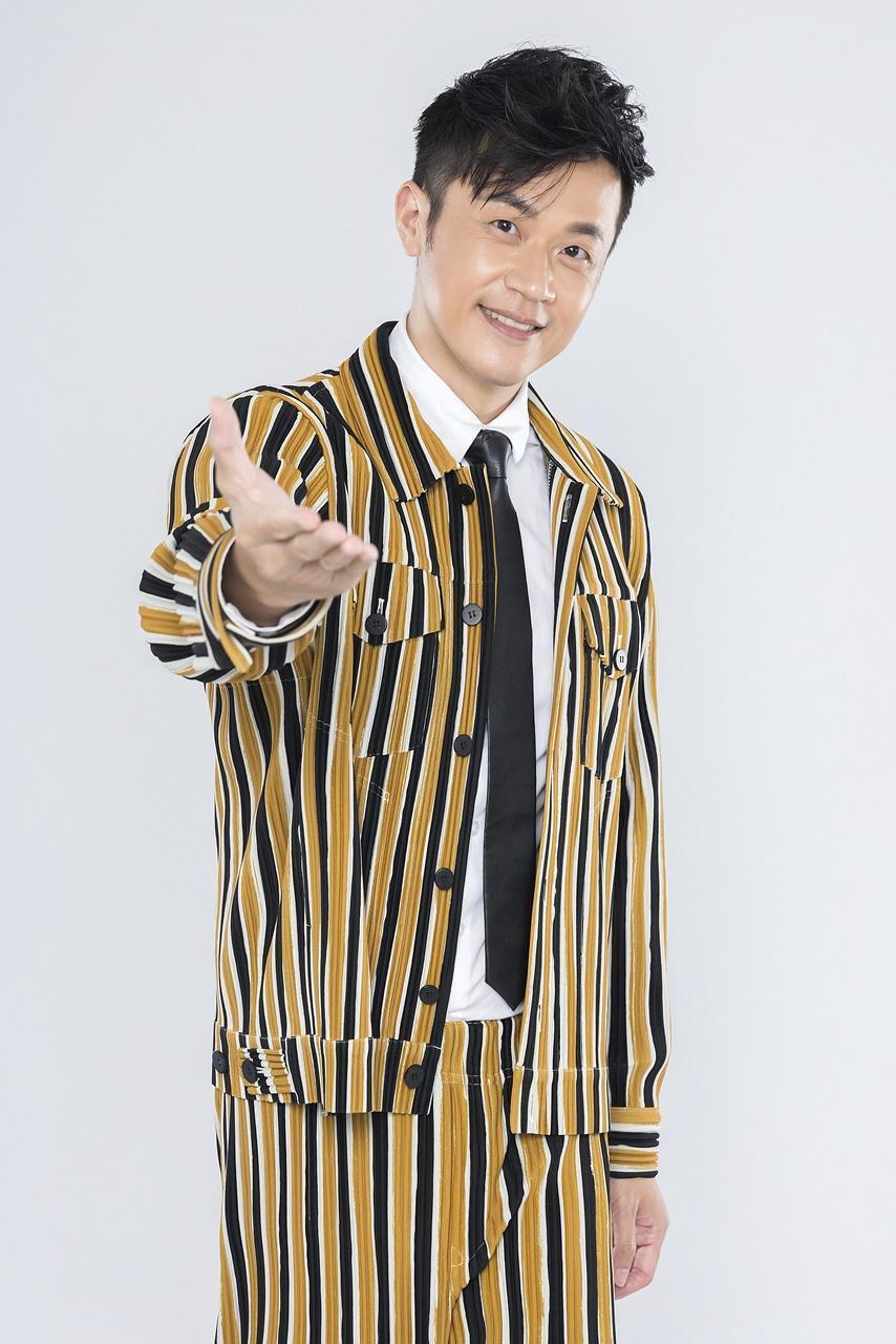 焦糖哥哥選用鮮豔的衣服拍選舉照。 圖：焦糖哥哥／提供