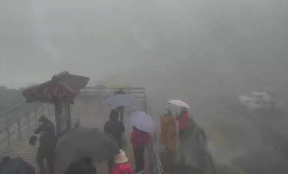受到東北季風及水氣影響，合歡山今日上午出現降雨及冰霰（圖為合歡山武嶺亭）。 圖：擷取自即時影像監視器