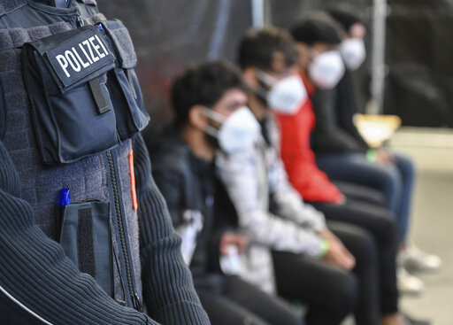 波蘭士兵看守偷偷入境的非法移民們。 圖：達志影像/美聯社。