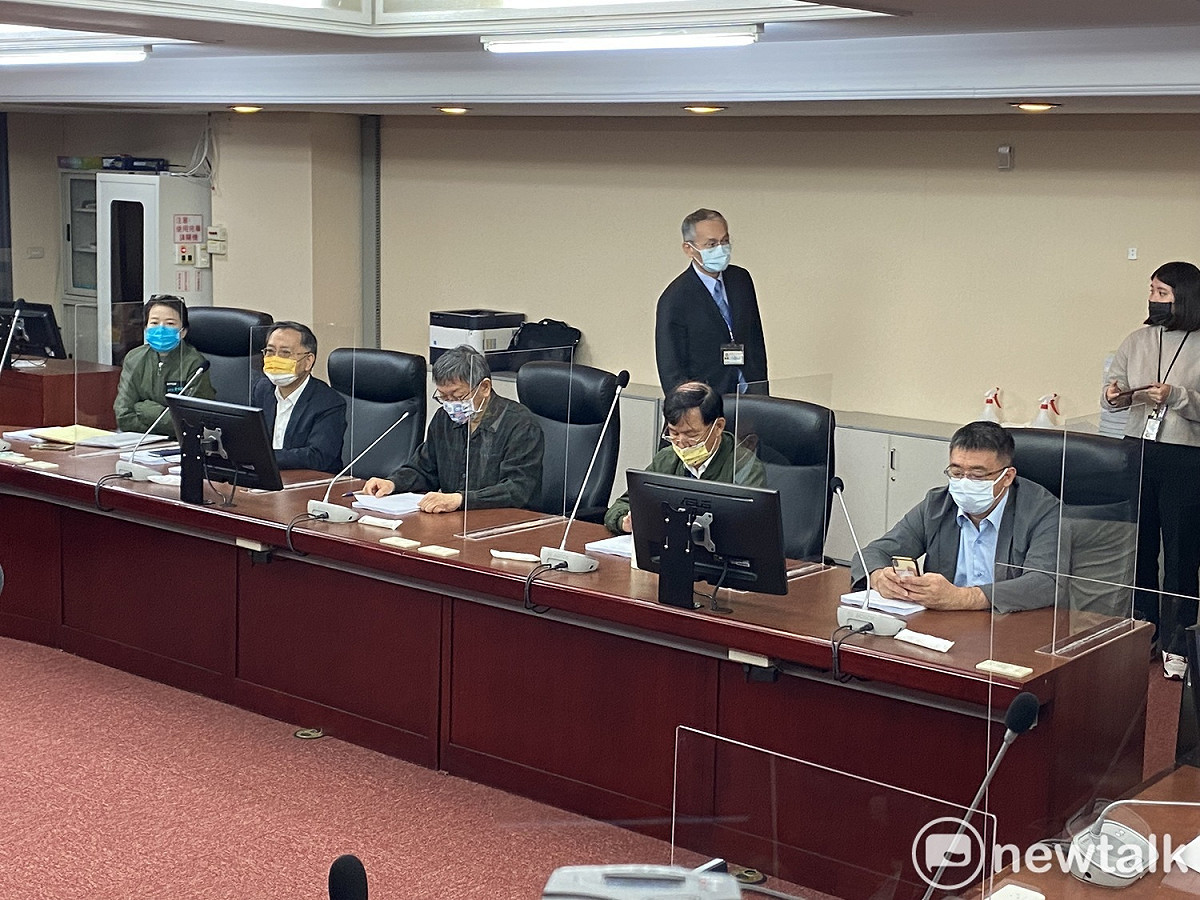 台北市長柯文哲率領官員向台北監督連線、無黨籍議員說明本會期預算、優先法案，但一開始只有兩位議員到場。 圖：周煊惠 / 攝