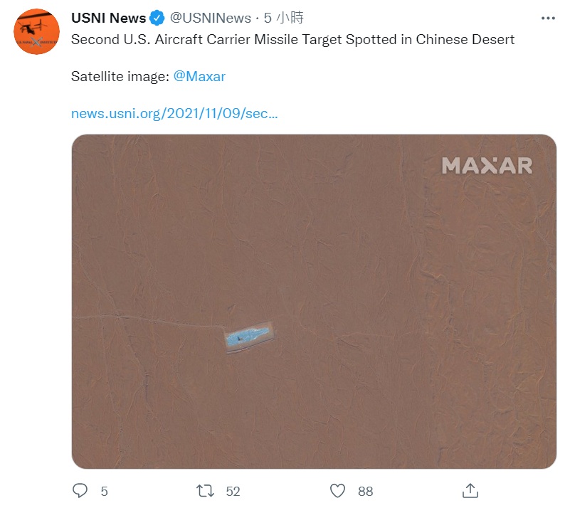 美國海軍學會新聞網(USNI News)根據美國國家情報局的衛星照片，指出同樣在新疆，發現另一個疑似美國航母形狀的導彈目標。 圖： USNI News推特截圖