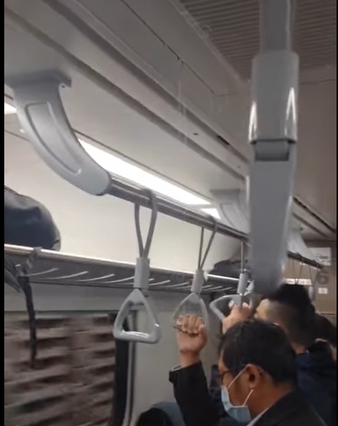 EMU900型電聯車日前發生車廂漏水。 圖：翻攝自臉書「台灣便當管理局-附屬鐵路部」