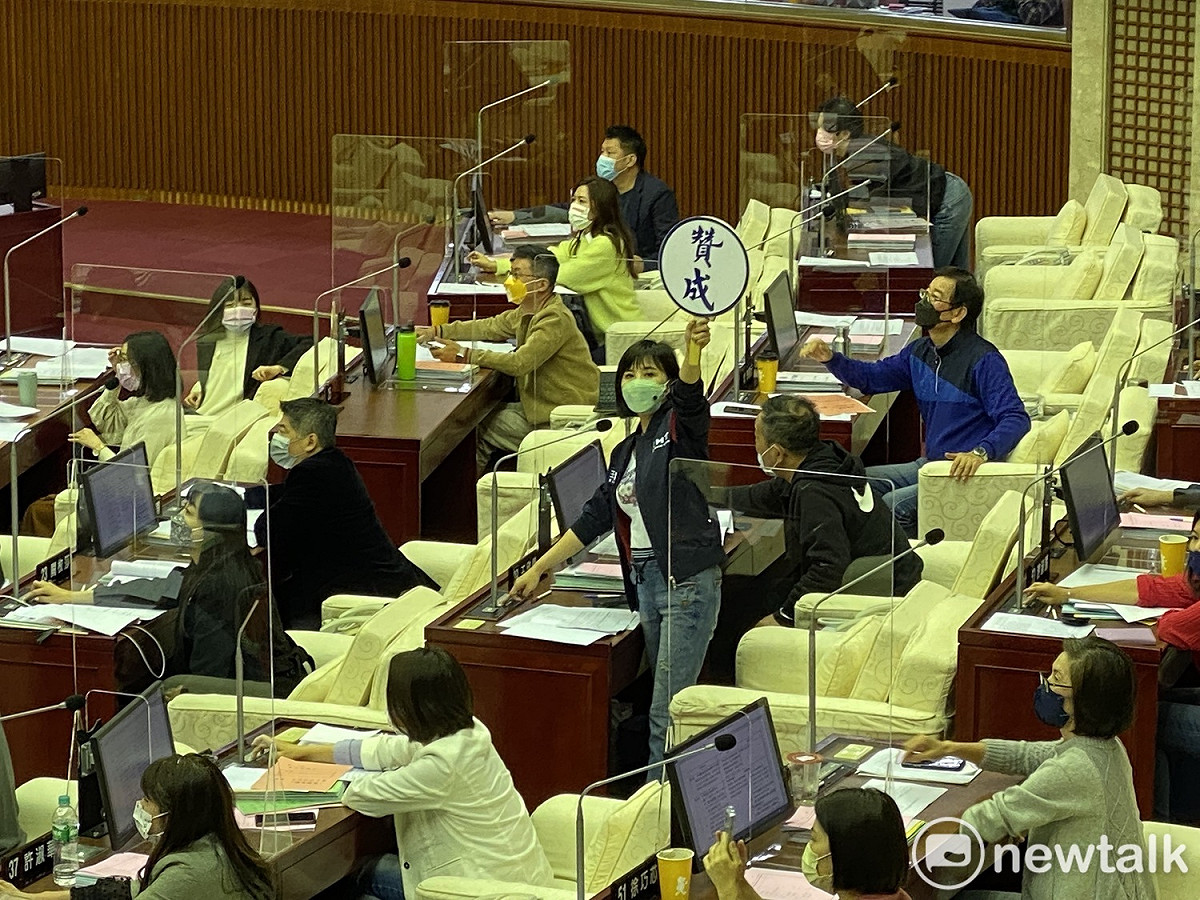 國民黨團書記長王欣儀高舉「贊成」牌。 圖：周煊惠 / 攝