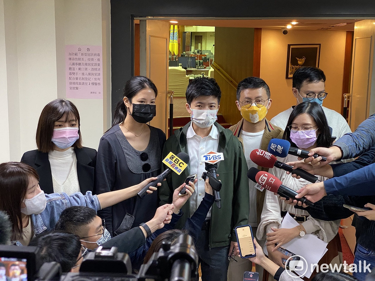 台北市議會改革政團議員林穎孟（左起）、林亮君、苗博雅、邱威傑、黃郁芬。 圖：周煊惠 / 攝