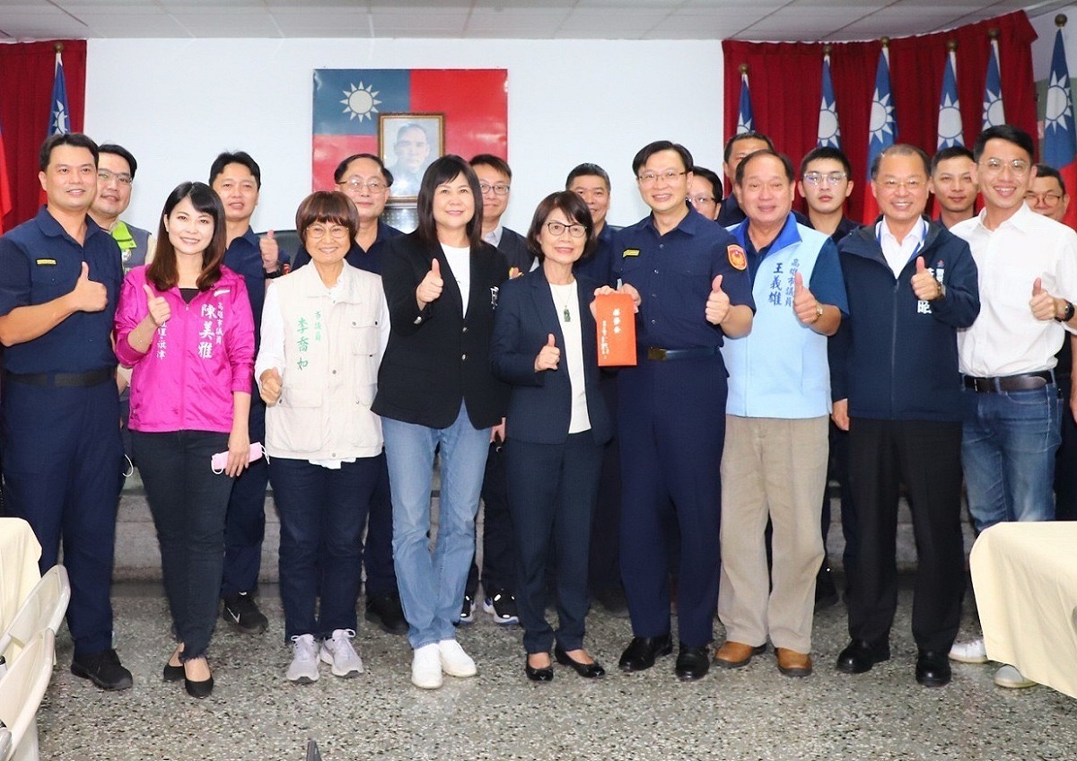 高市議長曾麗燕(前排左五)親頒慰勞金，蔡鴻文(右四)代表受贈。 圖:高市警鹽埕分局提供
