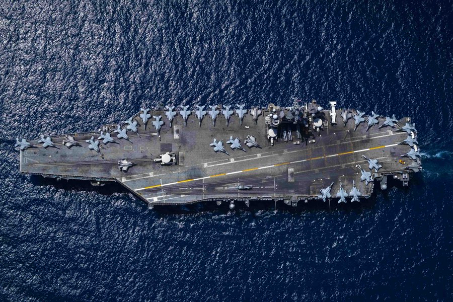 美國防部官方推特帳號發出一張尼米茲級航空母艦卡爾文森號在南海演訓航行的鳥瞰圖，並問「你能數出多少飛機？」 圖：翻攝自美國國防部推特