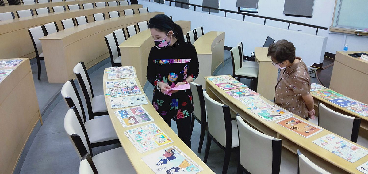 知名畫家等人用心評選參賽作品。 圖：黃博郎／攝