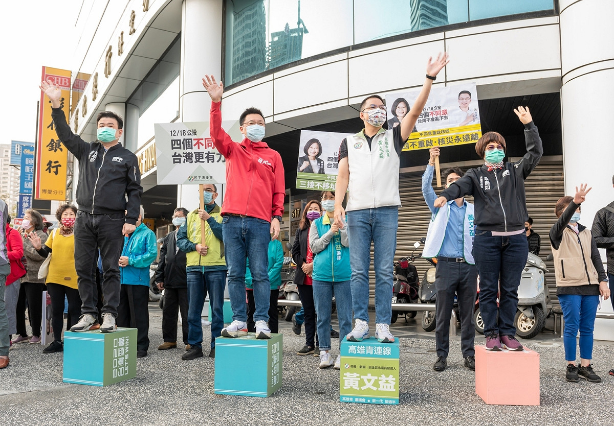 立委趙天麟(左二)率隊在大順路口宣講公投「四個不同意」。 圖：趙天麟服務處提供