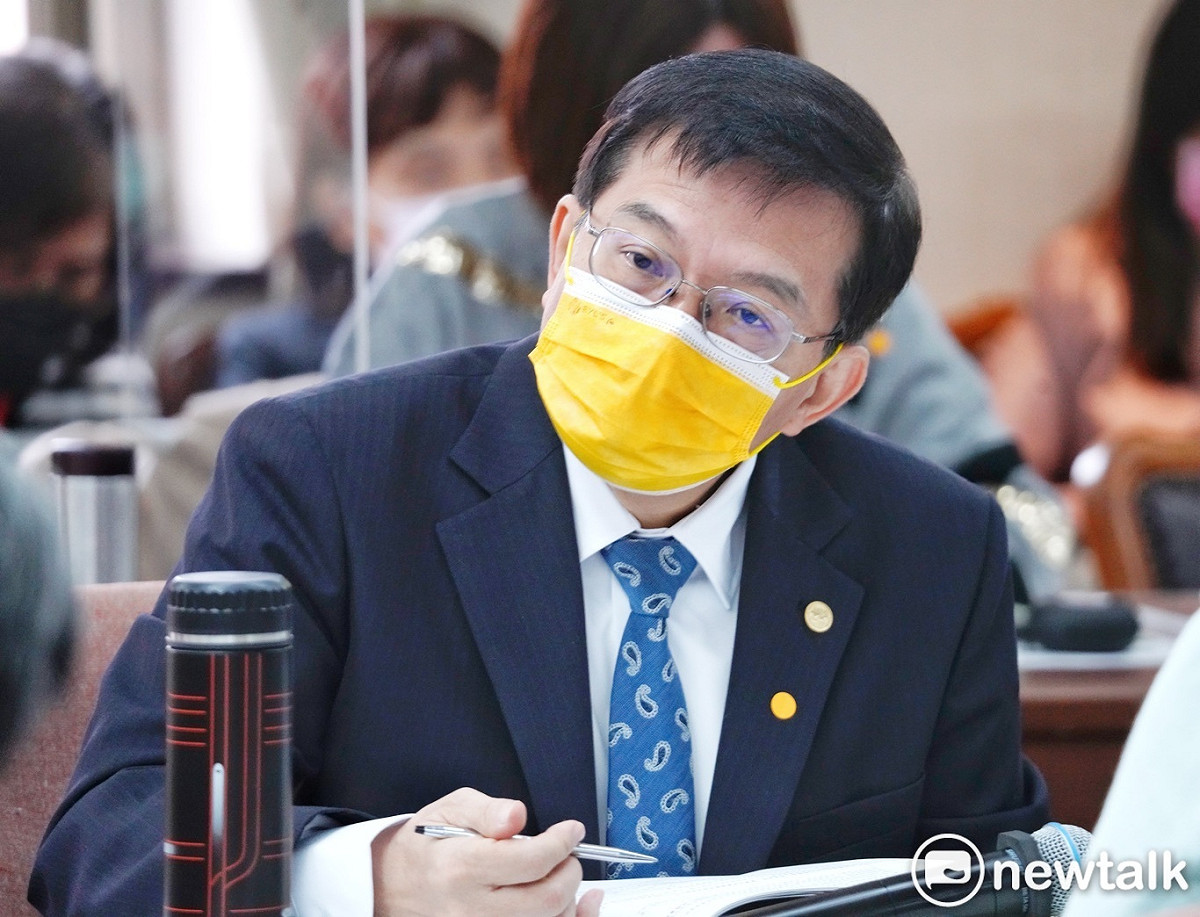 交通部長王國材表示，防疫旅宿查詢平台將提供12/25~1/31空防情況。 圖：張良一/攝