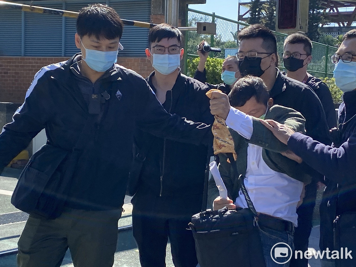 台灣國辦公室主任陳峻涵抗議台北市長柯文哲，立刻遭警力壓制。 圖：周煊惠 / 攝