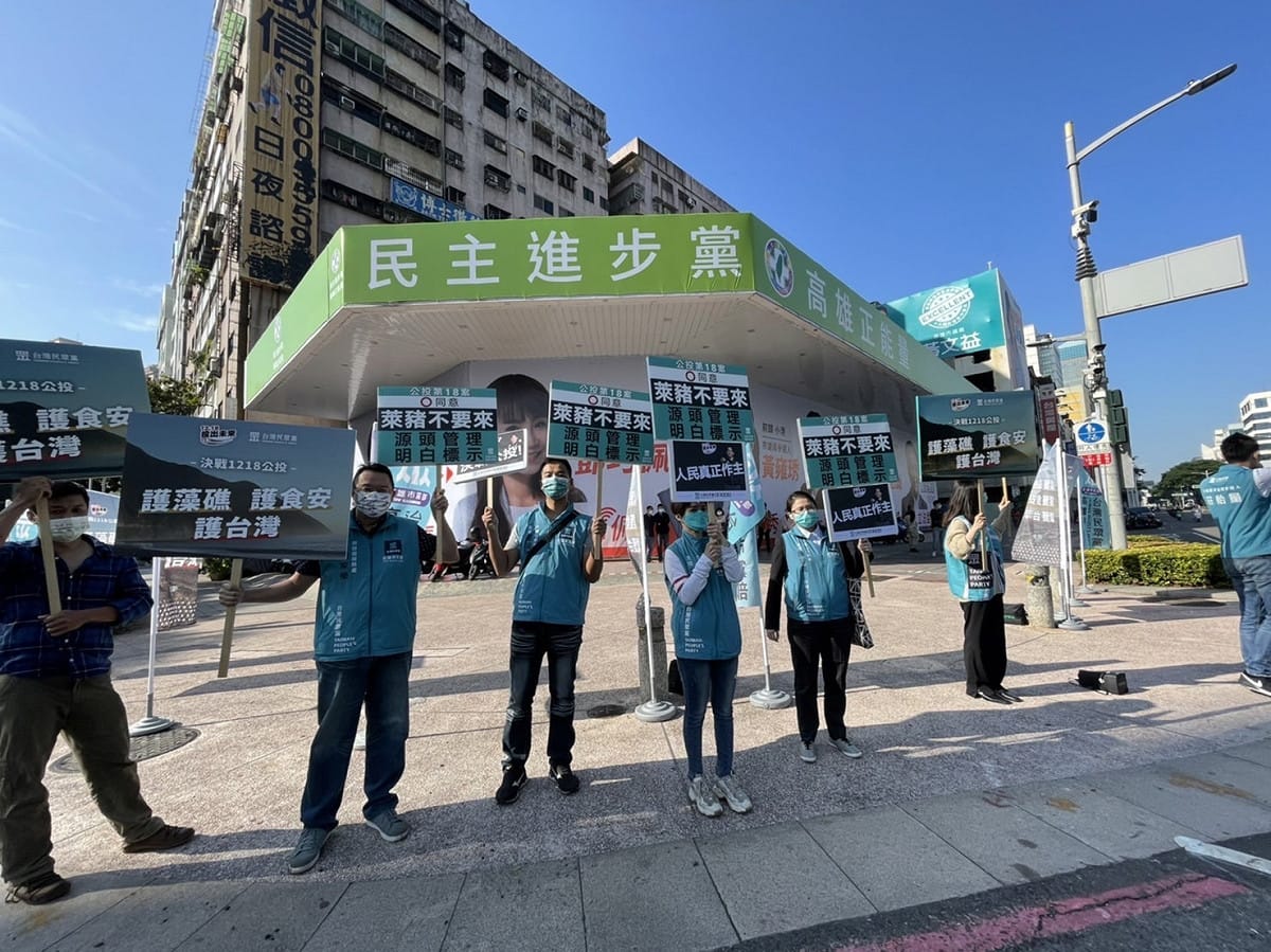 民眾黨高市黨部首場街頭公投宣講。 圖：民眾黨高雄市黨部提供