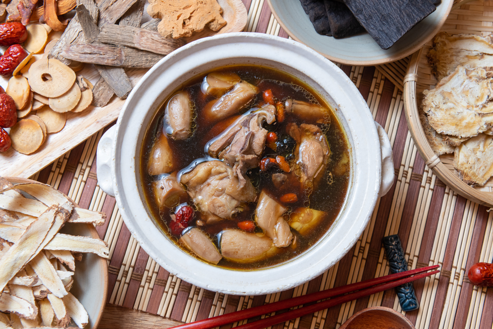 麻油雞並非只能加麻油，也可以適當的加入別種芝麻油。 圖／取自Shutterstock