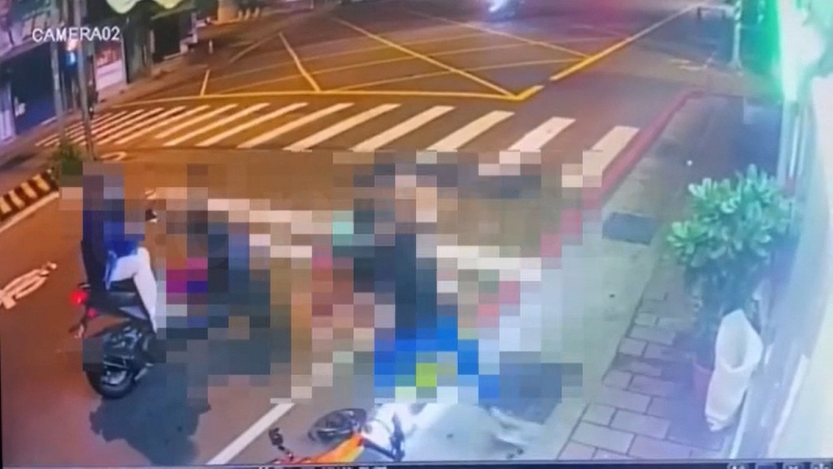 黑衣林姓男子揮拳打羅姓騎士。 圖 : 警方提供