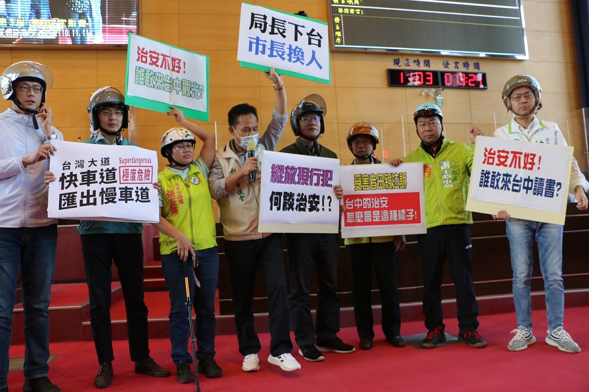 民進黨市議員戴安全帽質詢，要求警察局長與市長為此事負責。 市議員林祈烽/提供
