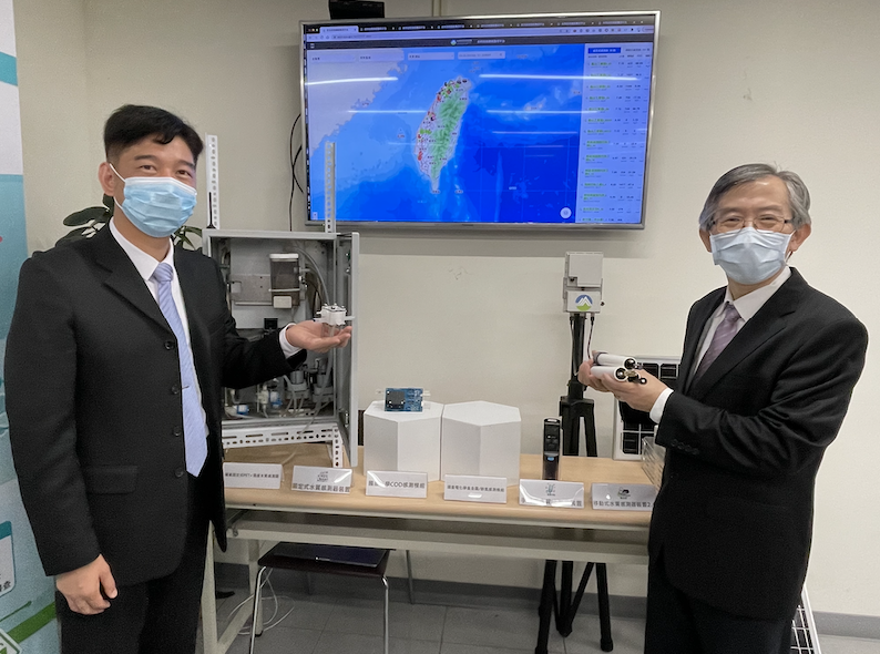 張順欽處長(右)及農田水利署蔡昇甫署長介紹水質感測器。 圖：環境保護署/提供