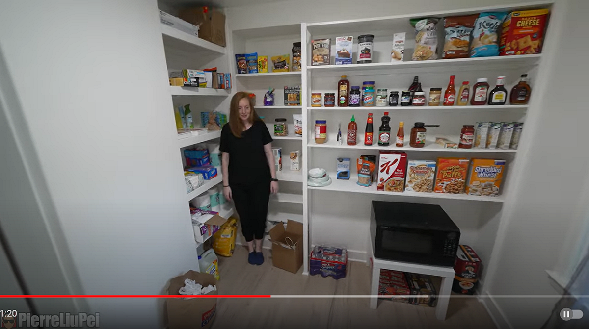他們家的食品儲藏室非常的大。 圖：翻攝自劉沛YouTube頻道