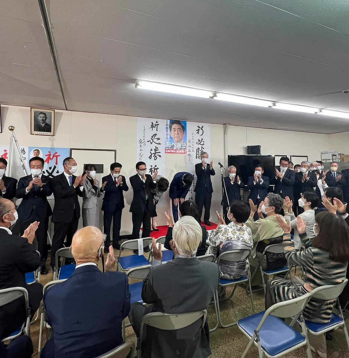 「細田派」會長細田博之當選眾院議長，前首相安倍晉三「返回」擔任會長職務。圖為日本眾議員選舉，安倍(圖中鞠躬者 )為得票率達到預期感謝支持者。 圖：翻攝安倍晋三臉書