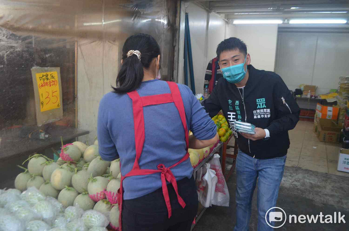 嘉義市民眾黨西區主任王冠鈞今（11）日率隊到嘉義市東市場發文宣，拼公投。 圖：蔡坤龍/攝