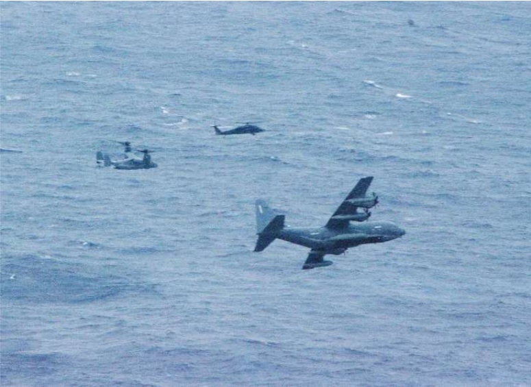 日本航空自衛隊與美軍特種作戰機進行搜救訓練演習。圖中由右至左分別為美軍MC-130J特戰運輸機、日本UH-60J救援直升機、美軍CV-22魚鷹傾轉旋翼機。 圖：翻攝航空自衛隊官網