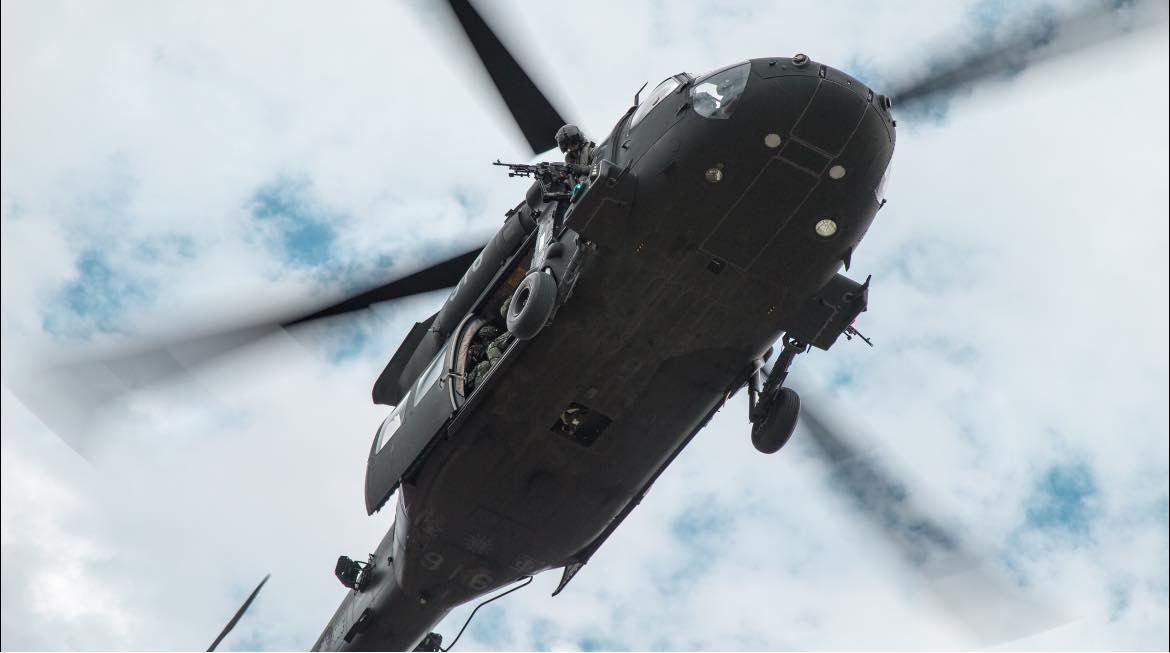 甲南海灘執行戰術任務訓練課目，出動 2 架UH-60M黑鷹直升機，載運特戰官兵前往目標區協力打擊部隊進入戰術位置。 圖 : 翻攝國防部發言人臉書