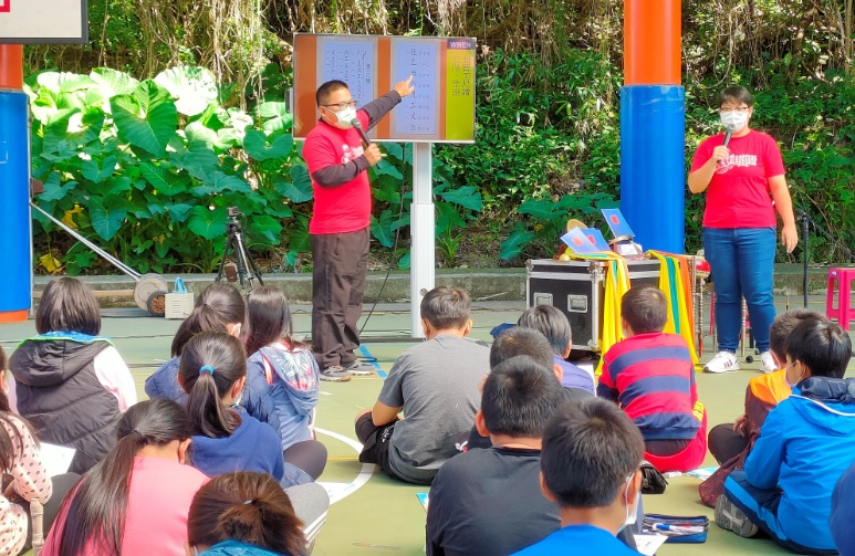 淡水南北軒推廣傳統表演藝術無形文化資產至金山國民小學。 圖：新北市文化局提供