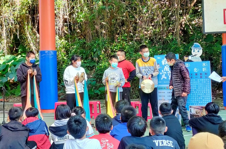 現場學童體驗大小鈔，零距離接觸堪稱是臺灣傳統的「重金屬」音樂。 圖：新北市文化局提供