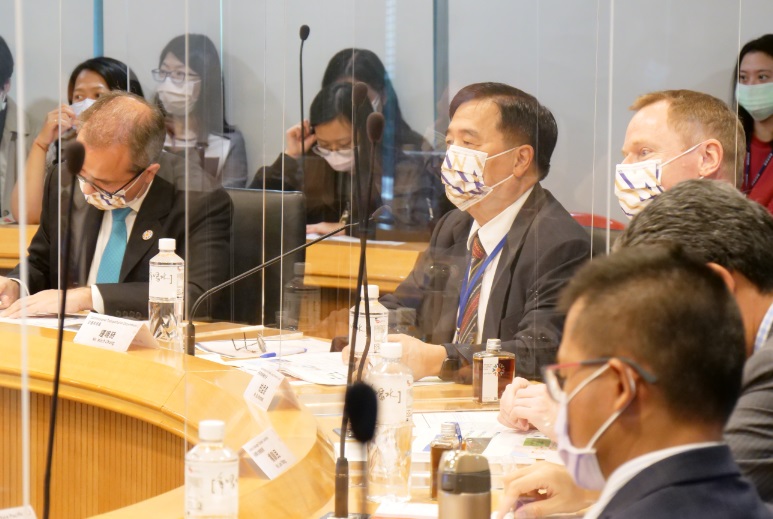 交通局長鍾鳴時表示，新北市近年致力推動綠能運輸。