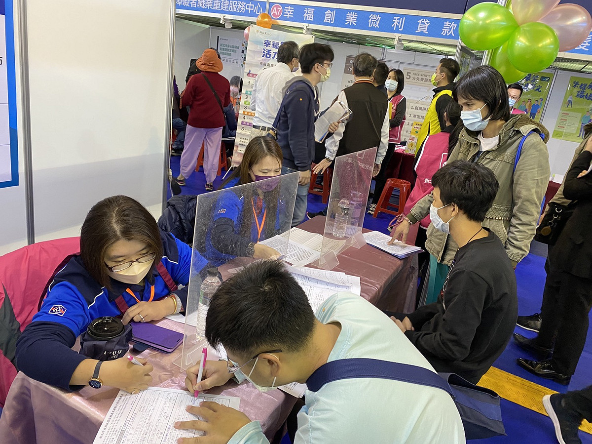 因應疫情降級解封的求職熱，新北就服處特別邀請55家優質廠商，提供超過2500個職缺。 圖：新北市就服處提供