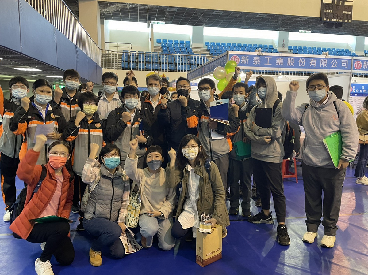 瑞芳高工4位老師超過20位學生到場。 圖：新北市就服處提供