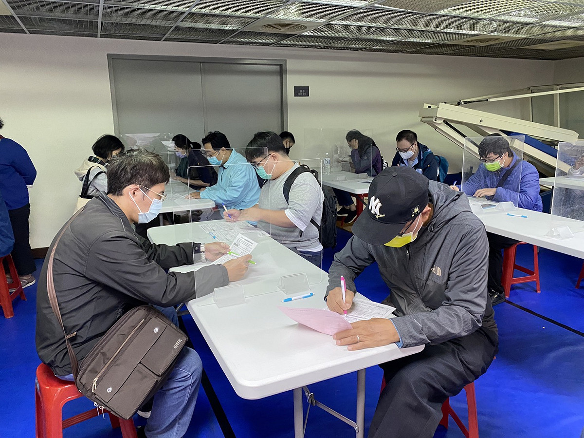 履歷填寫區特別加開30組桌椅以消化大批等候人潮。 圖：新北市就服處提供