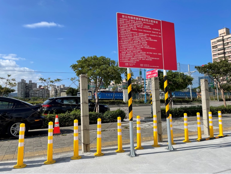八里機車練習場告示牌面。 圖：新北市交通局提供