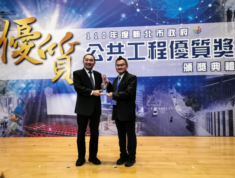 高灘處長與侯友宜合照。 圖：新北市水利局提供