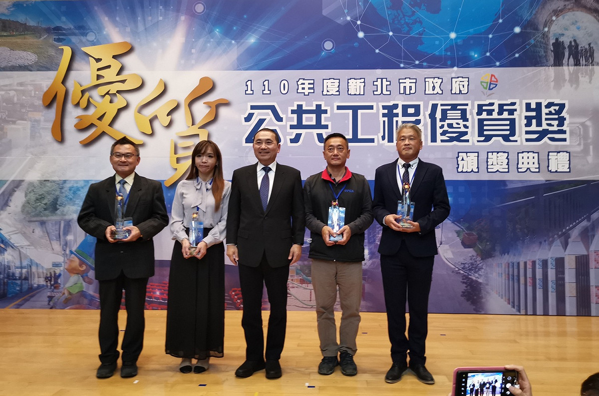 受獎人員與侯友宜合照。 圖：新北市水利局提供