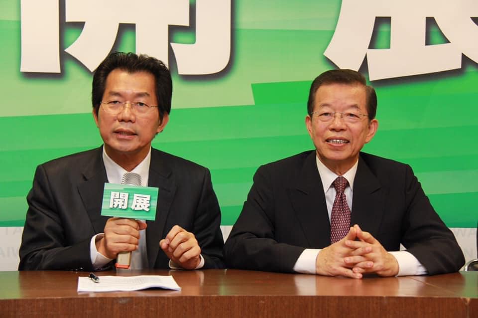 李應元（左）病逝，駐日代表謝長廷（右）表示，上個月聽說李應元病況嚴重，甚為擔心，特別寄上一則録音，慰問他，想不到他還是先走了，真是令人不捨，「李應元做人有情有義，他的過世是台灣的損失」。 圖：取自謝長廷臉書