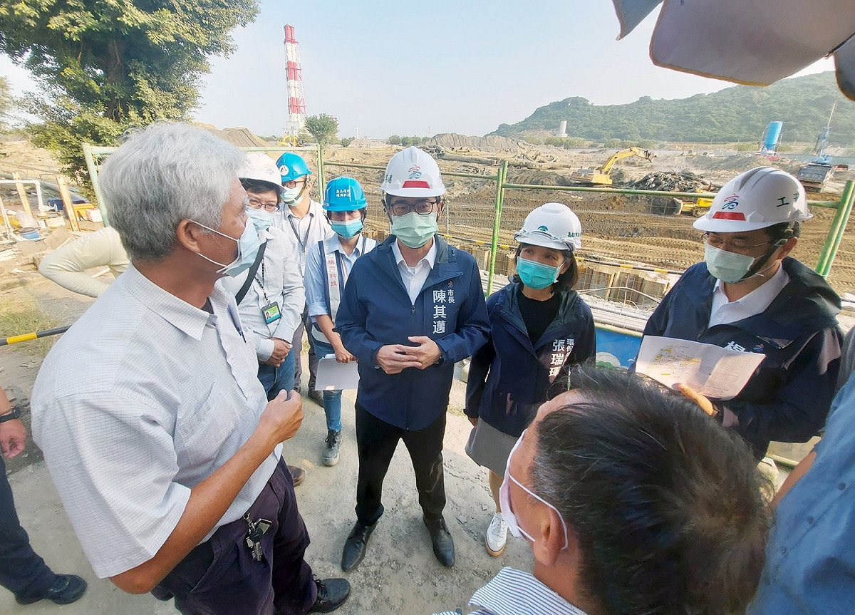 陳其邁(左二)視察煉油廠舊址土地整治情形。 圖：翻攝陳其邁臉書