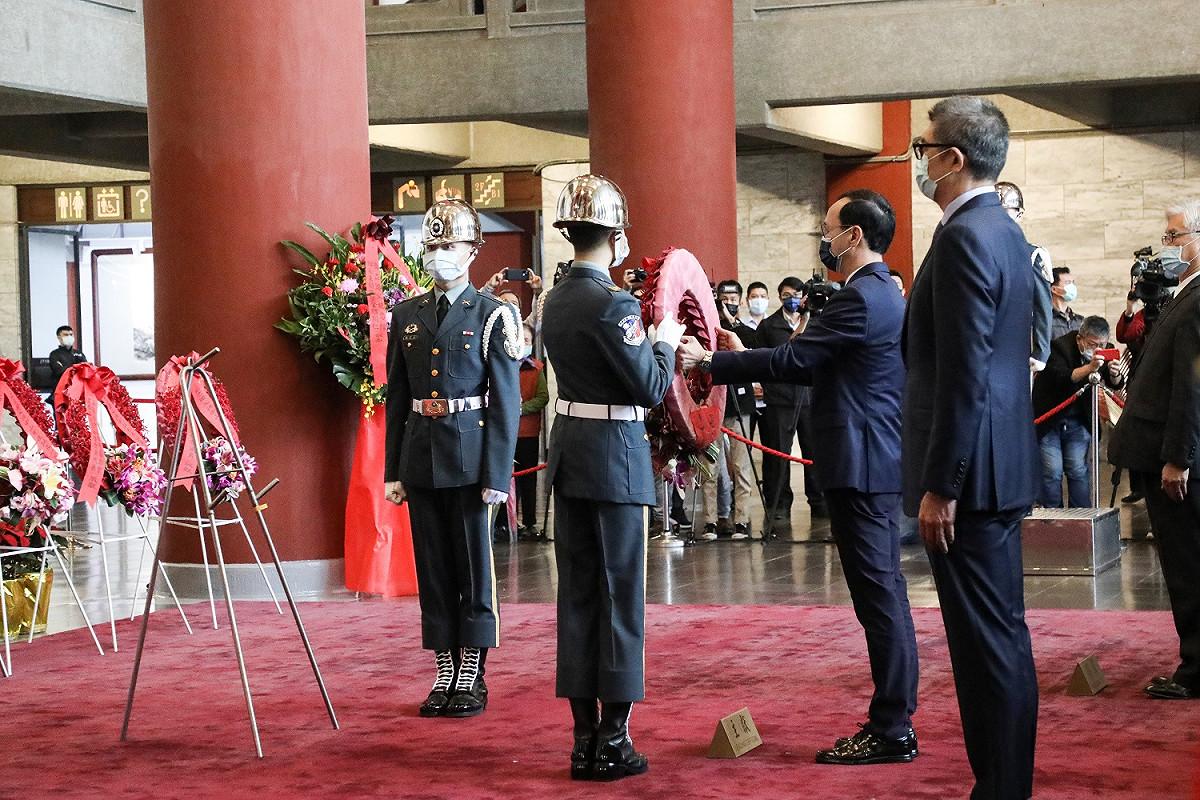 國民黨主席朱立倫今（12）早率黨務主管及黨職人員前往台北國父紀念館，為該黨總理孫中山156週年誕辰紀念日獻花。 圖：國民黨提供