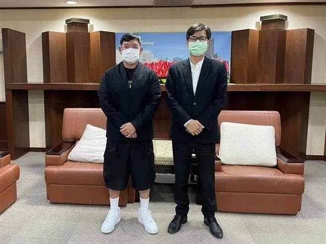港星杜汶澤(左)與陳其邁見面。 圖：翻攝杜汶澤臉書