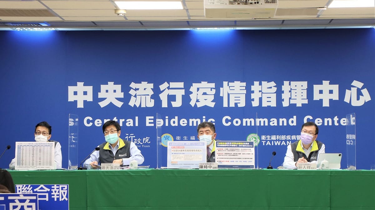 指揮中心今表示，台積電、鴻海暨永齡基金會、慈濟基金會共同捐贈的第十二批BNT疫苗92.66萬劑，已於今日上午抵台。我國採購之第九批莫德納(Moderna)疫苗122.61萬劑，預定今晚抵台。 圖：指揮中心/提供
