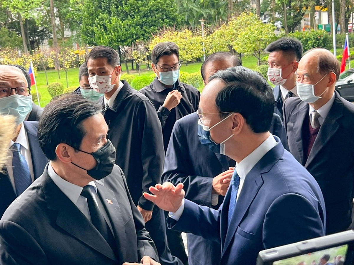 前總統馬英九（左）也將加入國民黨1218公投街頭宣講行列，11/13 (六)上午9:30 在台北市木新市場正門。右為國民黨現任主席朱立倫。 圖：國民黨提供