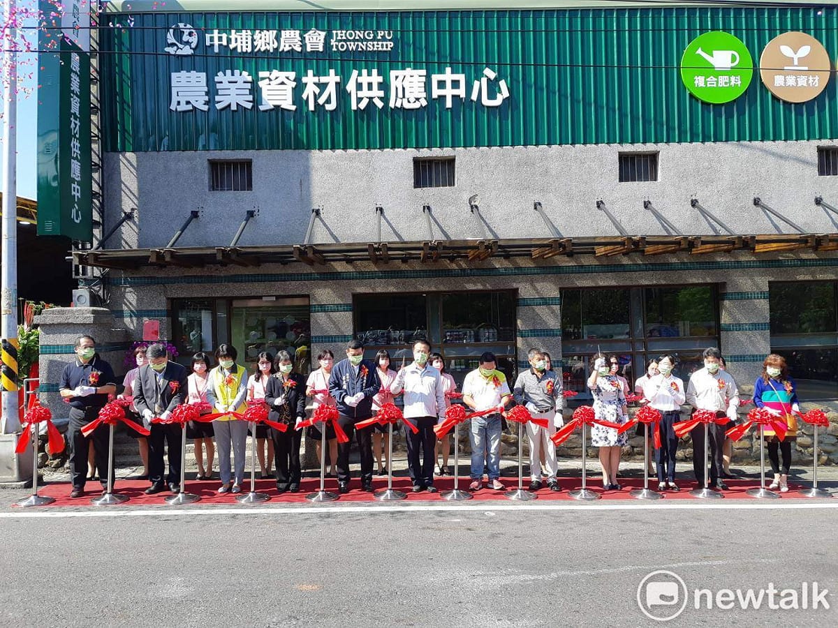 民進黨執政後，相繼修改《農田水利法》及《農會法》。圖為嘉義縣中埔鄉農會農業資材供應中心開幕。 圖：蔡坤龍/攝(資料照片)