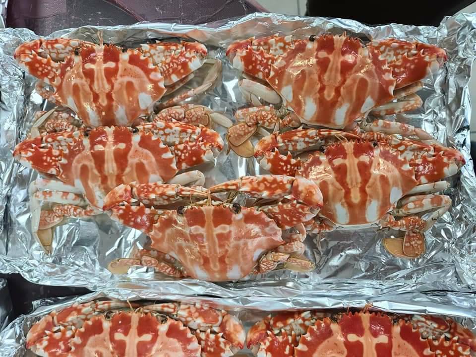 富基漁港推出超值組合，花蟹五隻熟食煮好含運，優惠只要2000元。 圖：新北市漁業處／提供