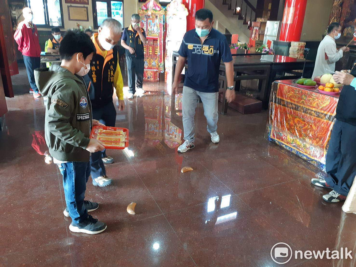 嘉義縣水上鄉代天宮12日舉行擲筊博現金總決賽，共有3人博得6萬元發財金。 圖：蔡坤龍/攝
