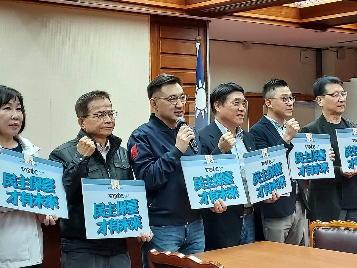 江啟臣下午在立法院召開「公投顧台灣 民主拚未來」記者會。 圖：陳佩君／攝